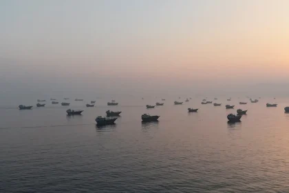 primeiros-navios-tanque-atravessam-estreito-apos-acordo-com-ira