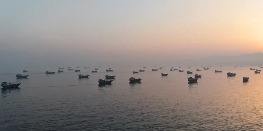 primeiros-navios-tanque-atravessam-estreito-apos-acordo-com-ira