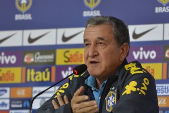 tecnico-do-tetra,-parreira-apresenta-melhora,-mas-permanece-na-uti
